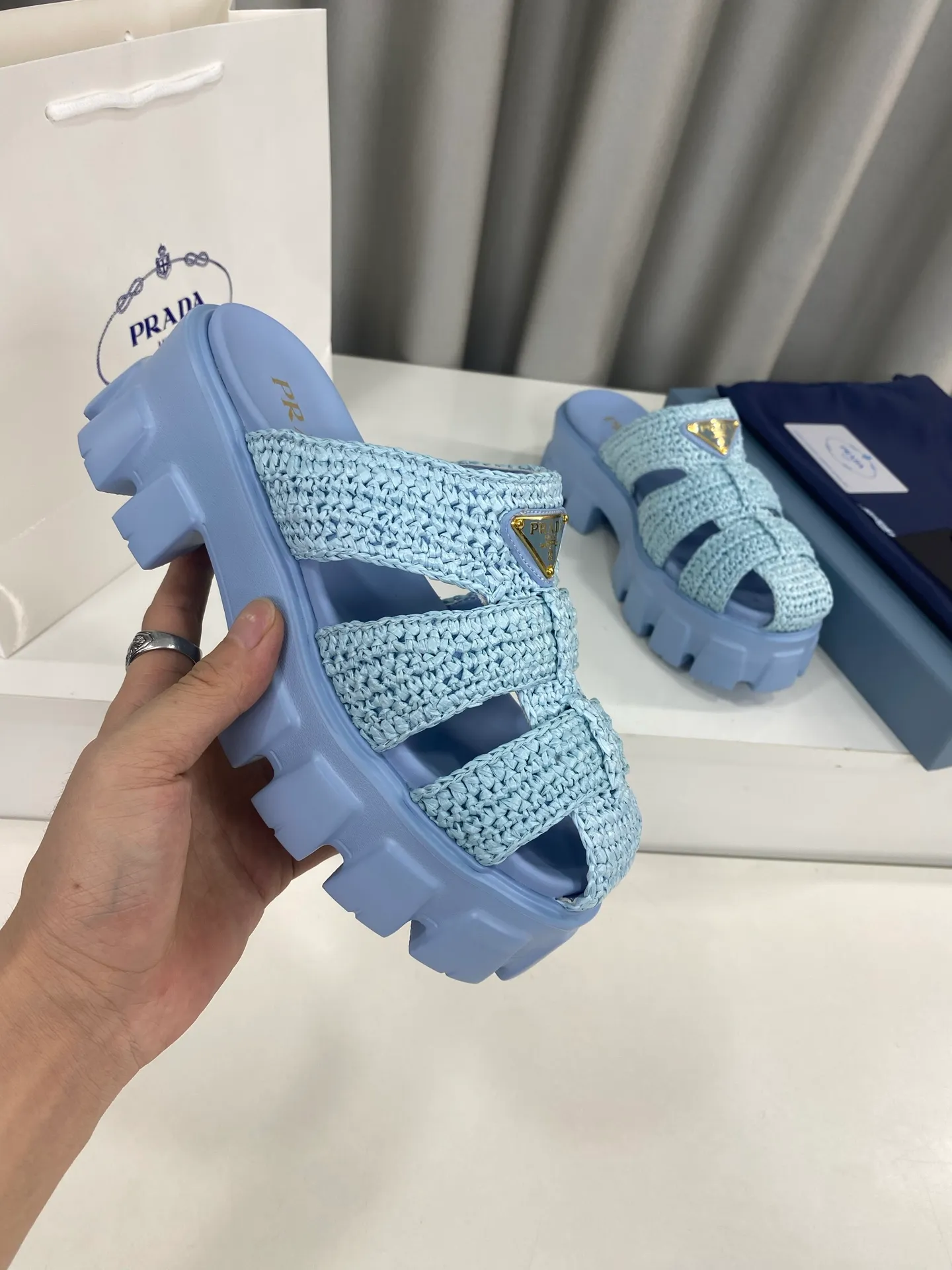 👟👟Ex-factory price 520👟👟 Prada's latest bamboo cage weaving thick-soled triangle buckle sandals☑️ Latest environmentally friendly PP material, fully hand-crocheted, just like knitting sweaters, slow work and meticulous work, retro fashionable thick-soled shoes, with woven uppers, making the whole pair of shoes light and comfortable, bright colors, satisfying various choices for fashionable people with different styles! The iconic metal triangle logo is paired with the shape of ancient beach sandals. Every design element is fashionable! Size: Women's 35-39 (34, 40, custom-made, non-returnable) Full set of counter original packaging